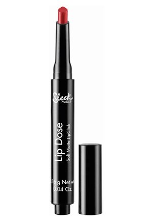 Tubetto nero di Sleek MakeUP Lip Dose Soft Matte LipClick con rossetto rosso estratto e tappo nero rimosso, in piedi su sfondo bianco.