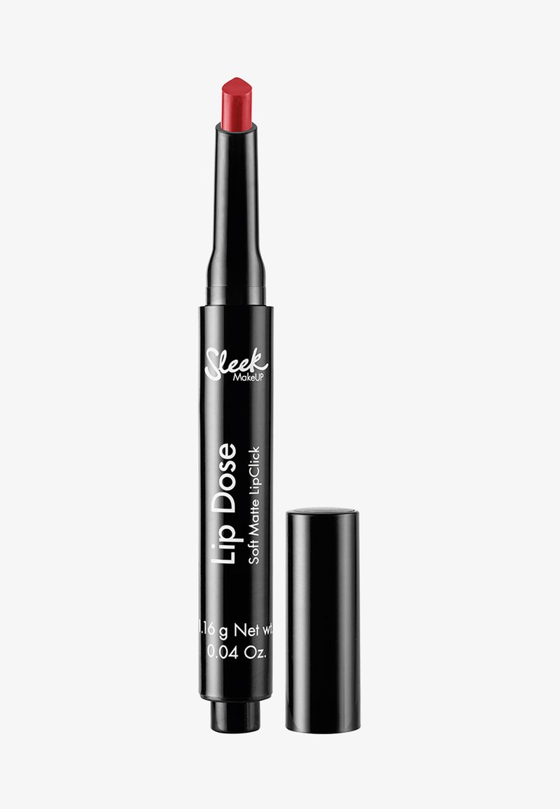 Tube noir de Sleek MakeUP Lip Dose Soft Matte LipClick avec rouge à lèvres rouge étendu et bouchon noir retiré, debout sur fond blanc.