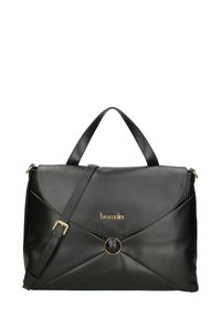 Borsa a spalla in pelle nera con design a patta, caratterizzata da un accento dorato e da un abbellimento rotondo. Include una tracolla e un pannello laterale texture.