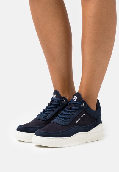 Mørkeblå semsket skinn-sneakers med hvit gummisol, med tonale snørebånd, logoaksenter på tungen og siden, og et elegant design.
