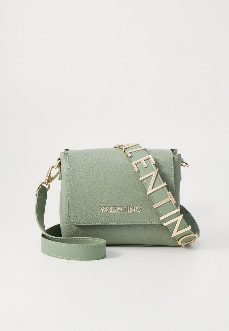 Sac bandoulière en cuir vert avec une sangle en logo "VALENTINO" dorée et une finition texturée. Dispose d'une fermeture à rabat et d'une sangle réglable.