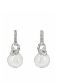 Pendientes de plata con perlas blancas, enlazados por un conector adornado con pequeñas piedras transparentes, que ofrecen un acabado suave y pulido.