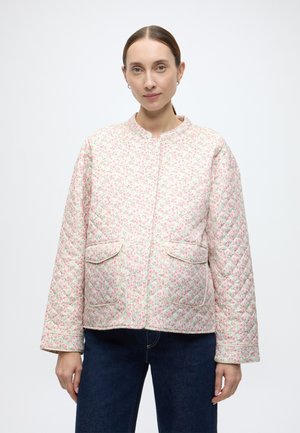 Prošívaná bunda světle růžové barvy s květinovým vzorem, kulatým výstřihem, dvěma předními kapsami a dlouhými rukávy s manžetami.