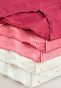 Vier Paare Damenunterwäsche in Dunkelrosa, Hellrosa und Creme, mit einem Punktenmuster und gewellten Kanten.