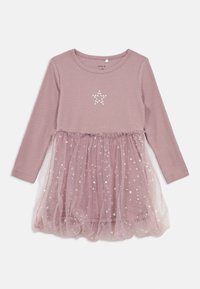 Φόρεμα με μακριά μανίκια, ροζ τοπ με ραμμένες ρίγες και φούστα από στρώσεις τούλι, που διαθέτει ασημένια μοτίβα αστεριών και ένα έμβλημα αστεριού στο σώμα.