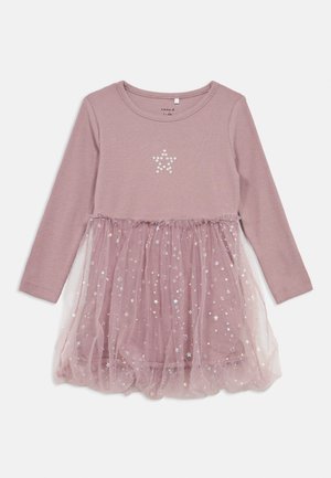 Vestido de manga longa com um topo em rosa canelado e uma saia de tule em camadas, apresentando padrões de estrelas prateadas e um emblema de estrela no corpete.