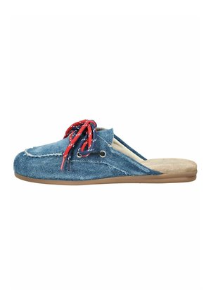 Blå slip-on sko i denim med røde og hvide snørebånd, syninger og en beige polstret sål.