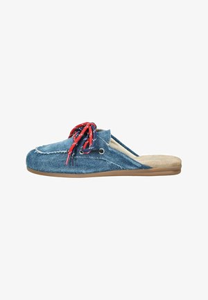 Scarpa slip-on in denim blu con lacci rossi e bianchi, dettagli cuciti e suola imbottita color nocciola.