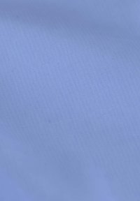 Tessuto azzurro chiaro con una superficie liscia e uniforme; presenta una leggera lucentezza e un fine motivo di tessitura uniforme. Adatto a diverse applicazioni tessili.