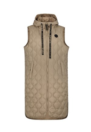 Gilet lungo trapuntato beige senza maniche con cappuccio, zip frontale, due tasche laterali e coulisse nere con testo stampato.