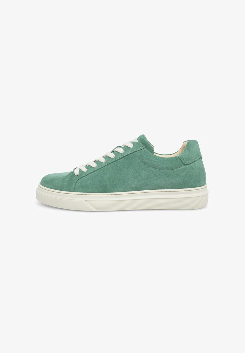 Sneaker verde in suede con lacci bianchi, suola in gomma e punta arrotondata. Presenta una texture liscia e un design minimalista.