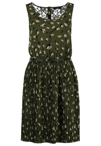 Vestido verde plisado con un estampado de hojas en negro y crema, escote redondo y detalle de encaje en la parte trasera, que incluye un cinturón a juego.