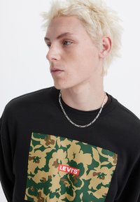 Levi's® RELAXED GRAPHIC CREWNECK SWEATSHIRT - Mikina - babytab camo floral crew caviar