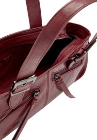 Bordowa skórzana torebka o usztywnionej konstrukcji, z podwójnymi uchwytami i srebrnymi okuciami. Posiada zewnętrzne suwaki oraz przestronne wnętrze.