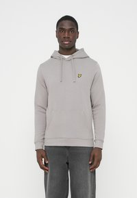 Szara bluza z kapturem, kieszenią kangurka oraz ściągaczem przy kapturze. Na piersi znajduje się małe żółte logo w kształcie motyla. Tkanina wydaje się miękka i lekka.