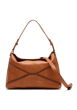 Bruine leren schoudertas met verstelbare riem en decoratieve X-vormige stiksels aan de voorkant, weergegeven tegen een witte achtergrond.