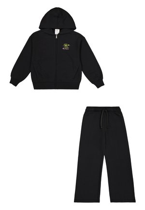 Schwarze Zip-Hoodie mit Kapuze und kleinen grafischen Details, kombiniert mit passenden schwarzen Jogginghosen mit elastischem Bund.