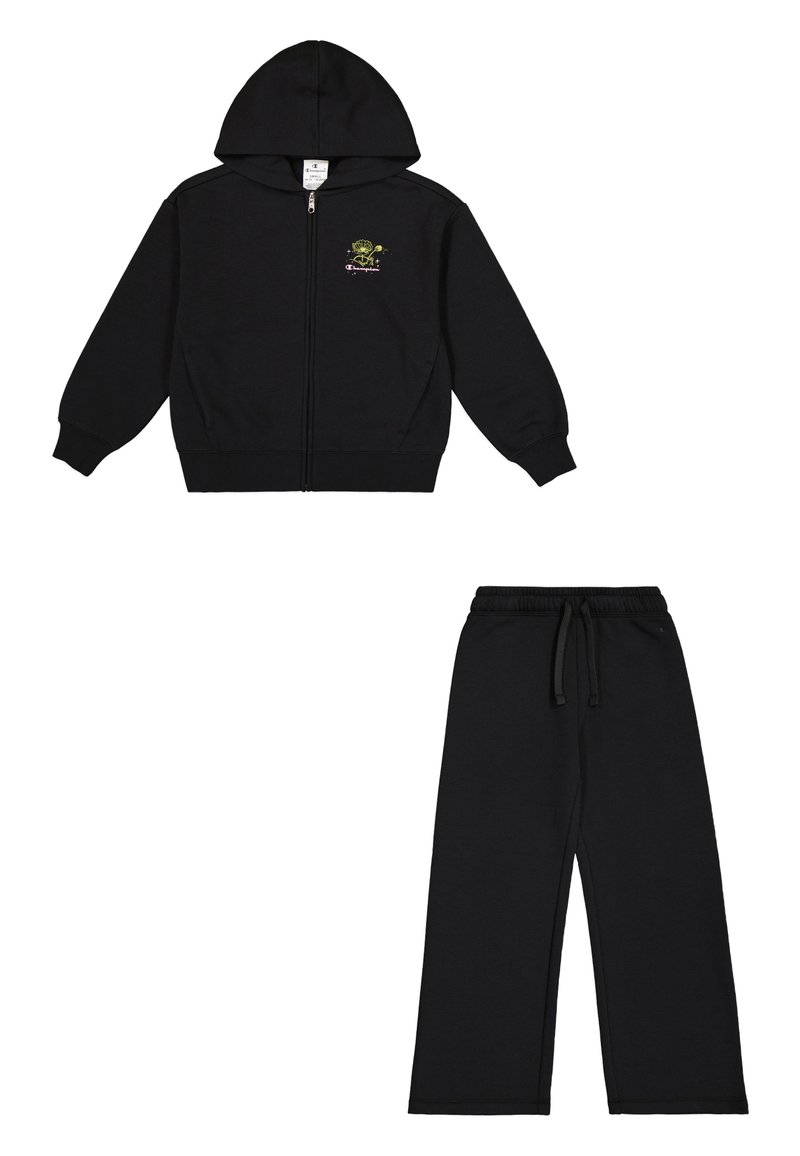 Sudadera negra con cremallera y capucha, con un pequeño detalle gráfico, combinada con pantalones de chándal negros a juego que cuentan con una cintura elástica.
