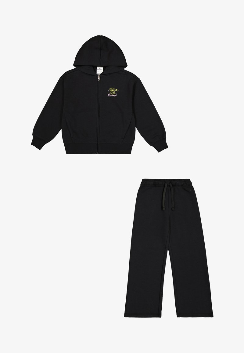 Czarna bluza z kapturem na zamek błyskawiczny z małym grafikiem, w połączeniu z dopasowanymi czarnymi spodniami dresowymi z elastycznym pasem.