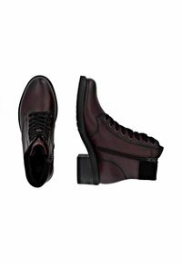 Botines de cuero burdeos con cordones negros, una cremallera lateral y un tacón grueso. Textura suave con detalles de costura sutiles.