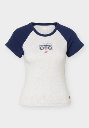 Valge lühikeste varrukatega raglaan T-särk tumesiniste varrukatega ja väikese tumesinise boomboksi graafikuga, mis asub punase "Levi's" tekstiga rinnal.