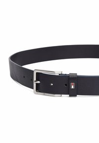 Cintura in pelle blu navy con finitura testurizzata, dotata di una fibbia in metallo argentato e un accento del logo vicino alla fibbia. Cinque fori di regolazione.