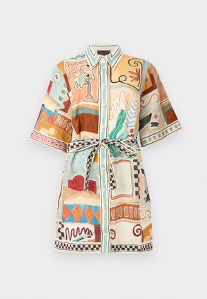 Rochie cu mâneci scurte și nasturi pe față, cu modele abstracte colorate geometrice și organice, prevăzută cu guler și curea în carouri legată în talie.