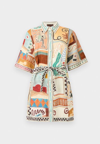 Φόρεμα με κοντά μανίκια και κουμπιά μπροστά, με αφηρημένα πολύχρωμα γεωμετρικά και οργανικά σχέδια, που διαθέτει γιακά  και ζώνη μέσης με δεσίματα σε καρό ύφασμα.