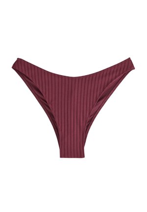 Bourgognefarvet ribstrikket bikinitrusse med højt skåret benåbninger og glatte syede kanter på hvid baggrund.