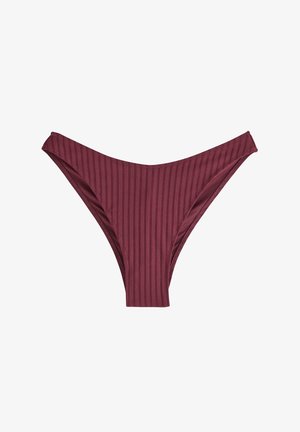 Punaviininväriset ribbineulotut bikinihousut, joissa on korkealle leikattu lahkeensuu ja sileät, ommellut reunat valkoisella taustalla.