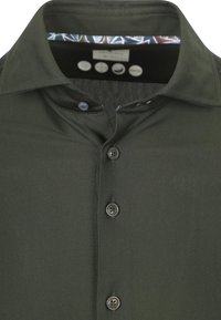 Dunkelgrünes Hemd mit Knopfleiste und Fischgrätmuster, mit Kragen, zwei sichtbaren Knöpfen und einem gemusterten Innenkragen.