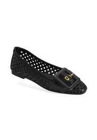Schwarze flache Schuhe mit einem gestanzten Design, viereckiger Zehenpartie und einer großen rechteckigen Schnalle mit goldenen Akzenten. Hergestellt aus flexiblem Material.
