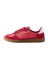Sneaker rossa e rosa con tomaia in suede e pelle, suola in gomma, dettagli bianchi sul tallone e fori nella zona delle dita.