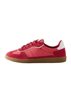 Sneaker rossa e rosa con tomaia in suede e pelle, suola in gomma, dettagli bianchi sul tallone e fori nella zona delle dita.