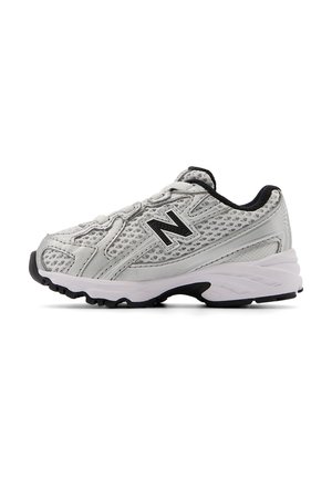 Bielo-sivá atletická teniska New Balance s čiernym logom, sieťovaným zvrškom a polstrovanou podrážkou, videná z boku na bielom pozadí.