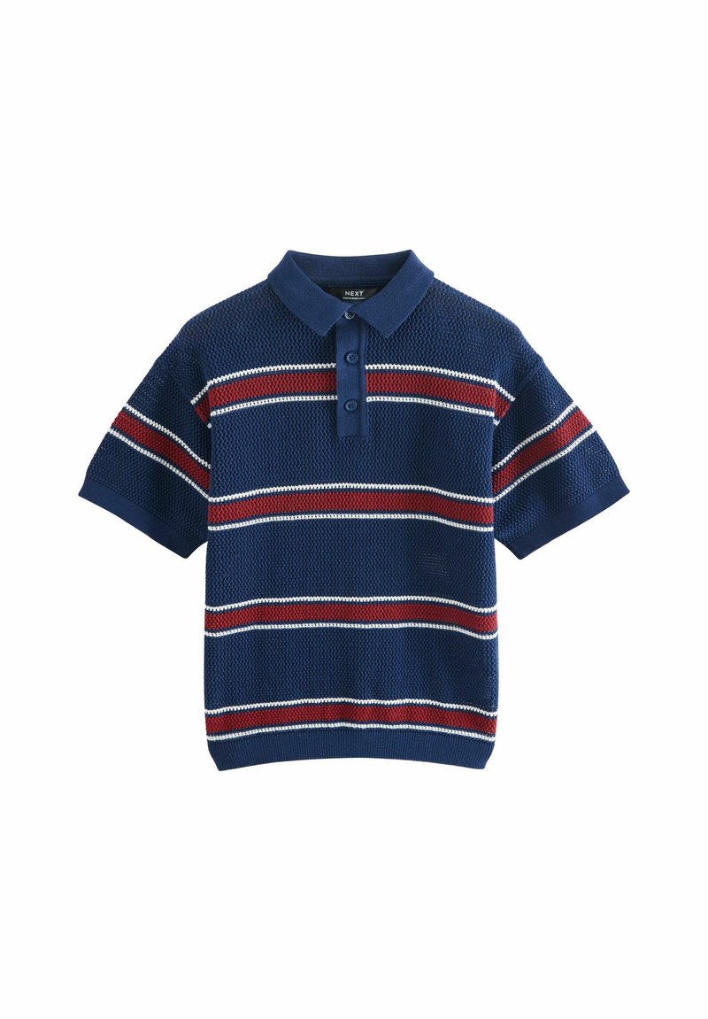 Marinblå kortärmad polo t-shirt i strukturerad trikå, med horisontella ränder i rött och vitt. Tvåknapps knäppning och detaljer vid kragen.
