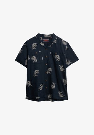 Koszula z krótkim rękawem w kolorze granatowym z białym nadrukiem smoka, z kołnierzem camp, dwoma kieszeniami na piersi i drewnianymi guzikami. Wykonana z lekkiego materiału.