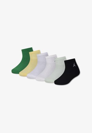 Six paires de chaussettes basses en vert, jaune, deux nuances de blanc, gris clair et noir avec un petit logo sur la paire noire.