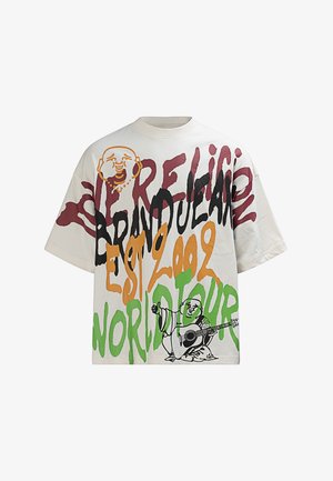 Wit oversized T-shirt met kleurrijke graffiti-tekst waaronder "brandjean," "est 2002," en "world tour," plus twee cartoon Boeddha-figuren, waarvan één gitaar speelt.
