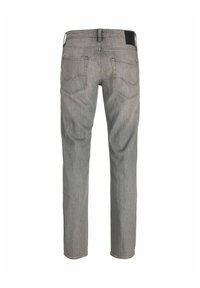 Jeans de mezclilla gris con corte recto en las piernas, con dos bolsillos traseros, costuras visibles y una etiqueta de cuero de la marca en la pretina.