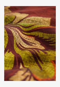 Vybráno, wine floral print