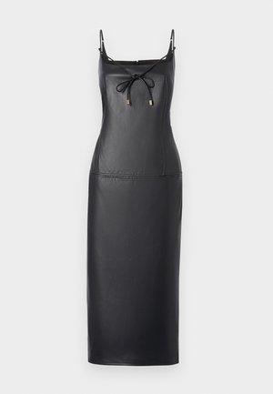 Vestido midi de cuero negro con tirantes finos ajustables, detalle de lazo en la parte delantera y silueta ajustada. Textura suave y diseño minimalista.