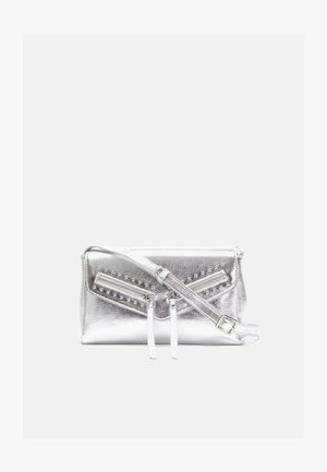 Sac à main métallique argenté avec deux poches zippées, accents cloutés et une bandoulière réglable. Texture lisse avec un design épuré.