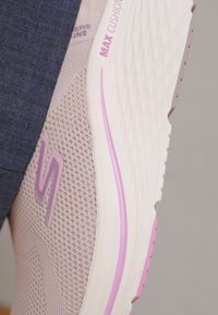 Skechers MAX CUSHIONING ELITE 2.0 - Športni copati - purple/pink