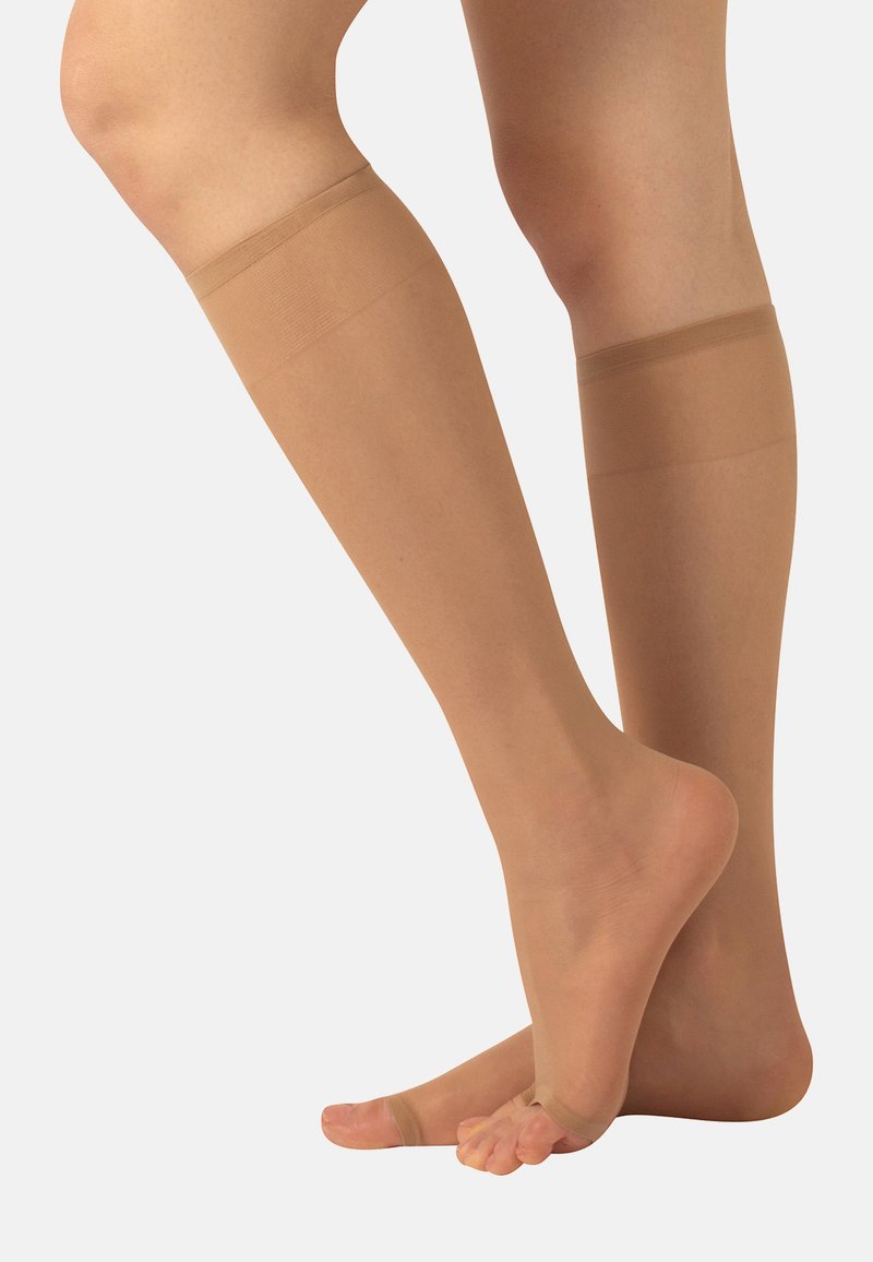 Beżowe rajstopy do kolan wykonane z przejrzystego materiału, charakteryzujące się gładką fakturą i elastycznymi paskami u góry dla pewnego dopasowania.
