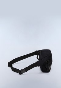 Musta kangaskassi olkahihnalla, jota voidaan säätää, kahdella vetoketjulla ja logotyylillä edessä. Kompakti muotoilu, jossa on pyöreä yläosa.