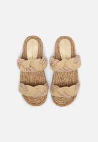 Bruna rep-sandaler med två breda flätade textilremmar. Texturerad rep-sula med naturlig finish. Guldpräglat varumärkesnamn på inlägget.