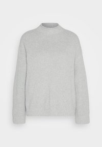 Světle šedý pletený svetr s dlouhými rukávy a žebrovanou strukturou, kulatým výstřihem a volným střihem, zobrazený na bílém pozadí.