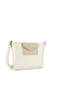 Sac à main en cuir crème avec une poche rabat beige. Équipé d'une bandoulière détachable et d'un logo de marque en relief. Forme structurée avec une texture lisse.