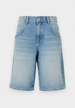 Svijetloplave traper šortseve ravnog kroja, s pet džepova i kopčanjem na gumbu na struku. Izblijedjela tekstura po cijeloj površini.